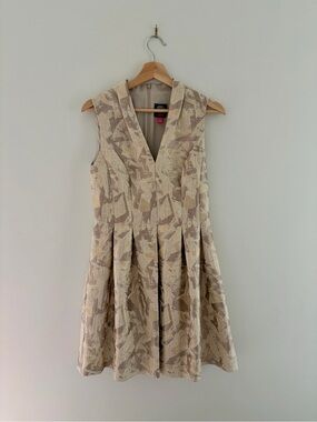 Vince Camuto Gold & Cream Sleeveless V-Neck Christmas party Jacquard Dress, 6